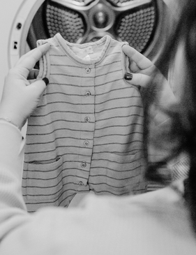 Astuces pour entretenir et laver les vêtements de bébé sans abîmer les tissus