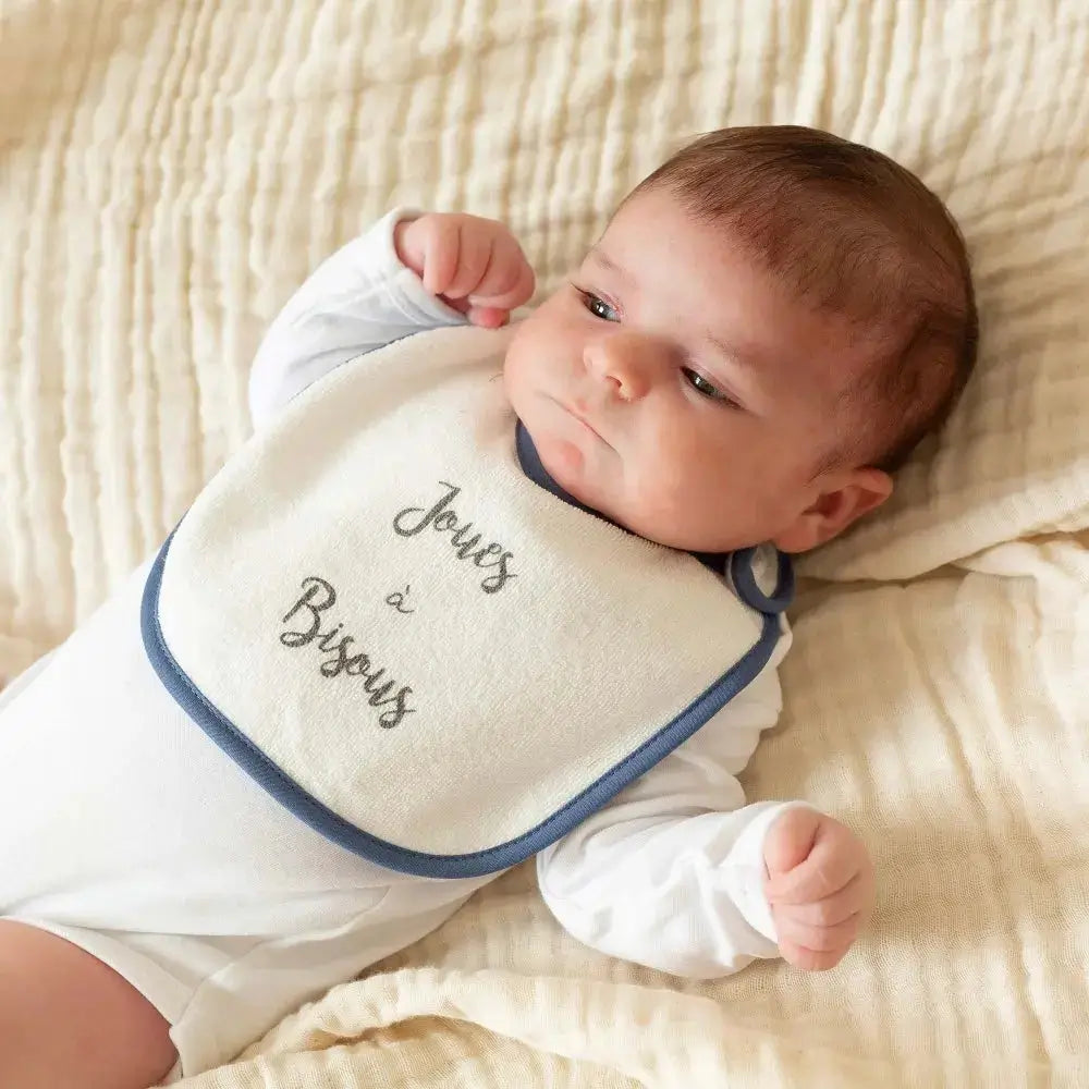 Bavoir bébé bleu "Jouez à bisous porté par un bébé issu du lot de 6 bavoirs 0-4 mois (Mixte)