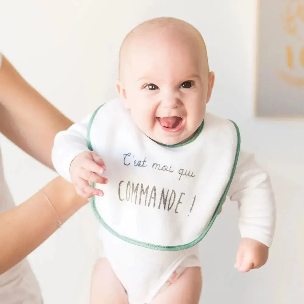 Bavoir bébé du lot de 7 bavoirs bébé 4 mois et + (Mixte) porté par un bébé