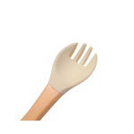 Zoom sur la fourchette de l'ensemble bébé cuillère fourchette en bois et silicone : Martine de couleur beige