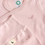 Zoom sur les détails du set bébé 3 pièces en coton biologique : Krys de couleur rose clair